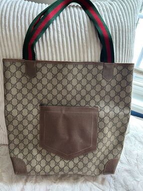 7016. ✨LUXURY✨Gucci Vintage Supreme Sherry Ophidia Tote w/Red & Green Handles